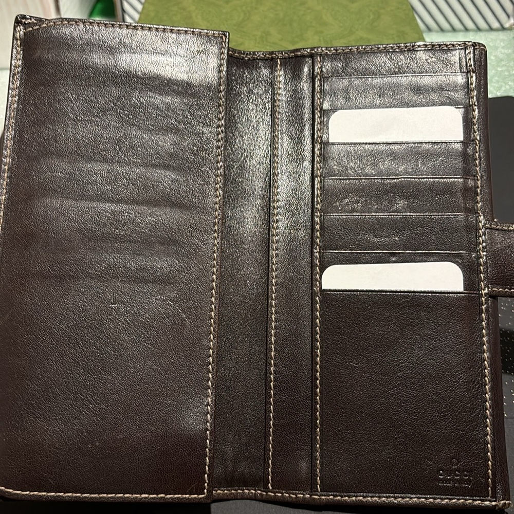 Gucci Elegant Brown Leather Wallet with Gold Accent - Picture 3 of 11